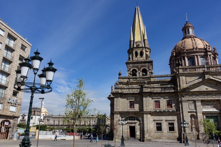 Taken from the Plaza de Armas, this view shows El Sagrario obscuring all but the spires of the cathedral. To the immediate left of both, in the middle distance, is the Palacio Municipal.