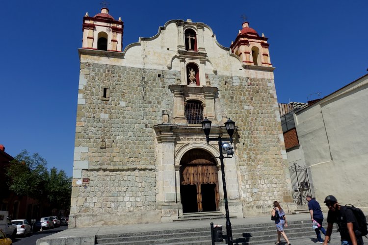 This church is just off the pedestrianised Calle Macedonio Alcalá. It is known as Parroquia de la Preciosa Sangre de Cristo (Parish of the Precious Blood of Christ).
