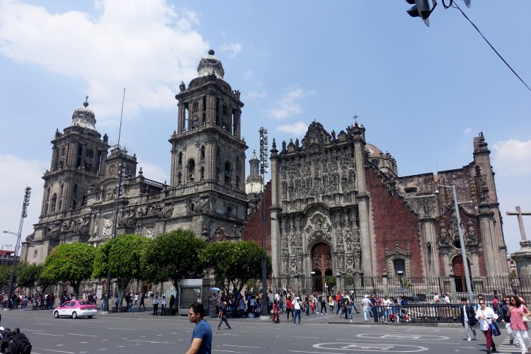 North side of the Zócalo, with the cathedral (left) and Sagrario (right)