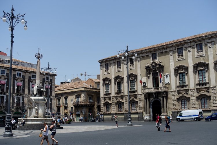 (A) CATANIA: Another view of the fountain and town hall