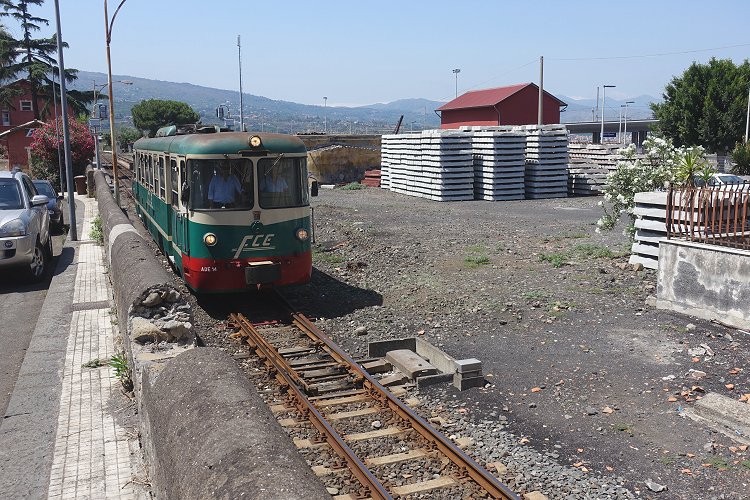 (B) CIRCUMETNEA: I jumped out at Giarre and saw the railcar on its way to the terminus.