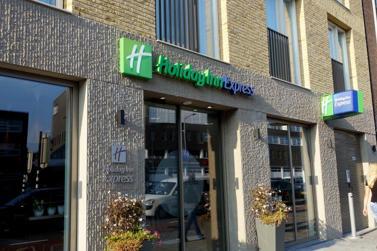 The Holiday Inn Express City Hall is a 15-minute walk from Centraal Station