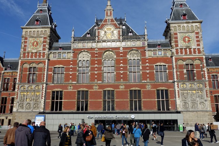 Classic view of the fabulous facade of Amsterdam Centraal ...