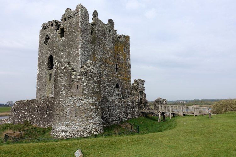 Dating from the late 14th century, the castle was built by the Lord of Galloway