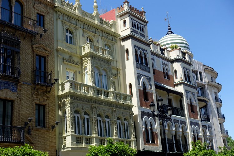 The Moorish-looking building is the Edificio de La Adriática