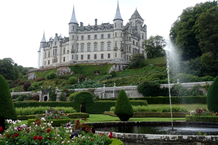 Thu 05-Sep: House and gardens alike seemed to have more in common with a French château